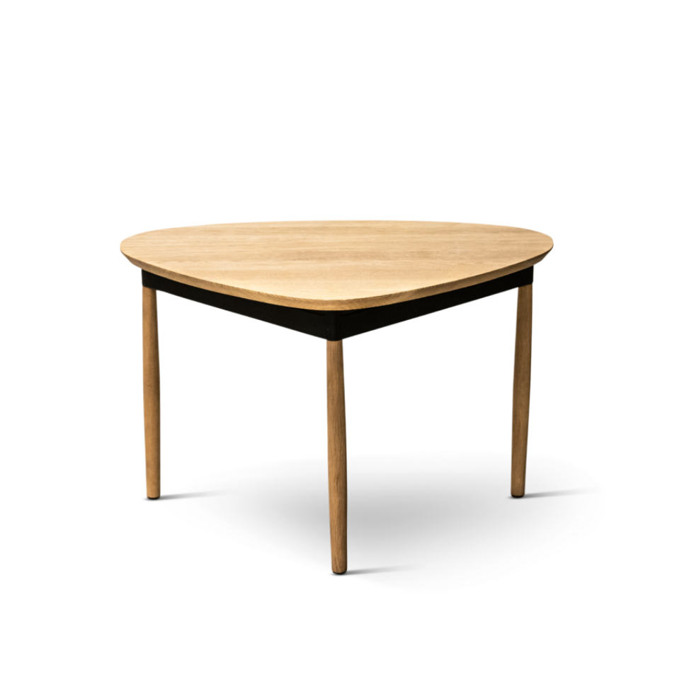 Forma coffee table – medium model in oiled oak. Featuring a shell-shaped top and slender legs.