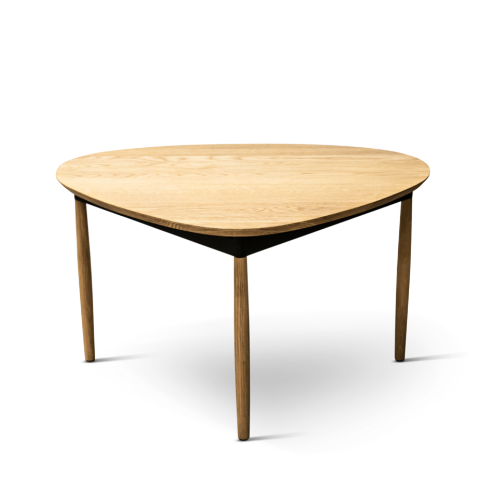 Forma coffee table – large oak model. Shell-shaped design with timeless elegance and everyday functionality.